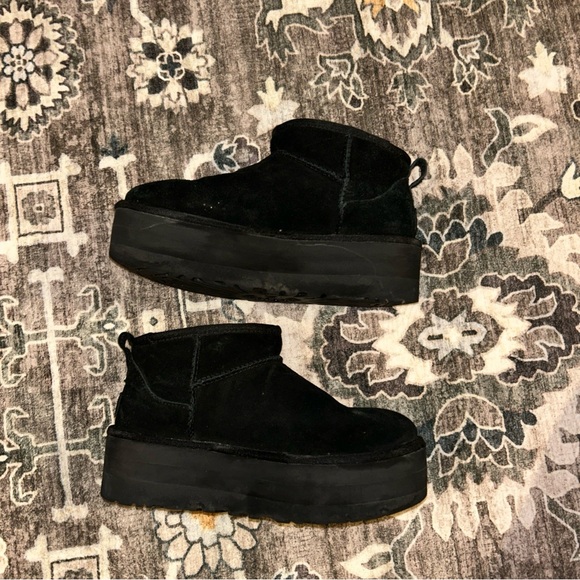 UGG BLACK SUEDE CLASSIC ULTRA MINI 2" PLATFORM ANKLE BOOTS, US 7 - Picture 6 of 6
